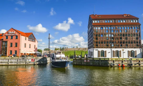 Klaipeda, Lithuania - August 22, 2017: View on modern and old hotels and Curonian Lagoon, city center of Klaipeda, Lithuania. Old town and port of Klaipeda. Old Mill Conference Hotel Klaipeda — Stock Photo, Image