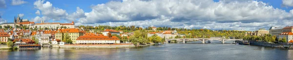 Hermoso panorama otoñal del río Moldava, antiguo puente de Jirsek, centro histórico de la ciudad y Catedral de San Vito, Praga, República Checa —  Fotos de Stock