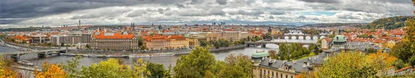 Praga, Republika Czeska - 12 października 2017: Panorama Prague center w burza z piorunami. Panoramiczny widok na Most Karola, łodzie na Wełtawie, Intercontinental hotel, Praga Czechy — Zdjęcie stockowe
