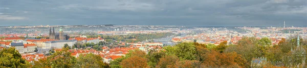 Prague, Czech Republic - October 7, 2017: Gorgeous autumn panorama view on old town and city center of Prague, Saint Vitus Cathedral and Vltava river in the autumn fog. Panoramic view of old Prague. — Stock Photo, Image