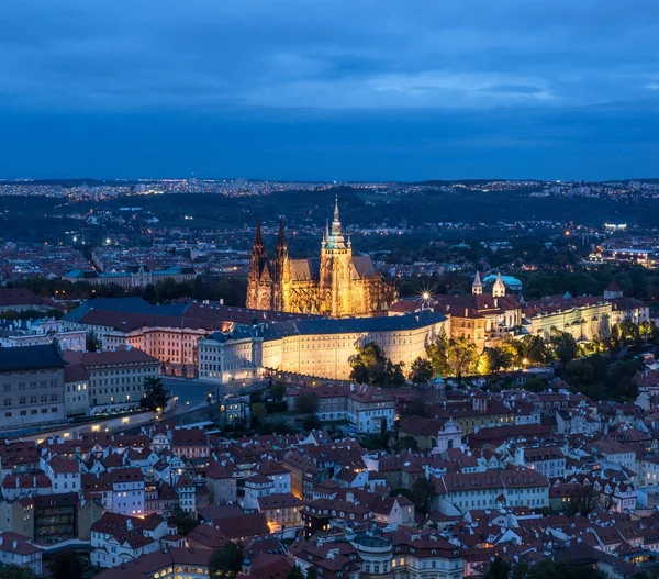 Praga, Republika Czeska - 7 października 2017: wgląd nocy Saint Vitus Cathedral i dachy Zamku Praskiego. Katedra Świętego wita jest najważniejszym i największym Kościołem w Prague, Republika Czeska — Zdjęcie stockowe
