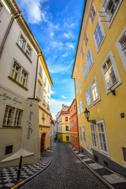 Prague, Çek Cumhuriyeti - 8 Ekim 2017: Yeşil üzüm otel Prag Jansky'nin Vrsek street, Mala Strana, Prague, Çek Cumhuriyeti. Eski güzel binalar ve parlak mavi gökyüzü ile sokak