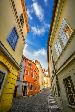 Prague, Çek Cumhuriyeti - 8 Ekim 2017: Yeşil üzüm otel Prag Jansky'nin Vrsek street, Mala Strana, Prague, Çek Cumhuriyeti. Eski güzel binalar ve parlak mavi gökyüzü ile sokak