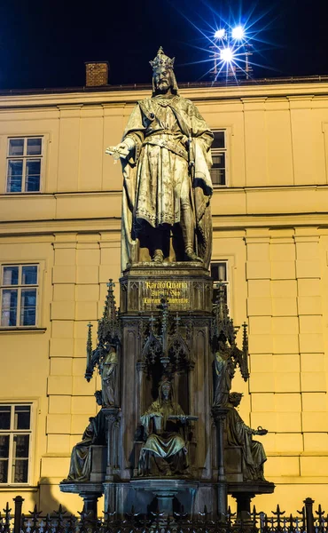 Praga, República Checa - 10 de octubre de 2017: Vista nocturna de la estatua de Carlos IV cerca del Puente de Carlos Praga, República Checa. Estatua de bronce neogótico de Carlos IV fue inaugurada en 1848 . — Foto de Stock