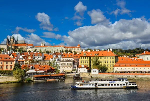 Praga, República Checa - 10 de octubre de 2017: Brillante y hermosa vista de otoño sobre el río Moldava y los barcos turistas, Catedral de San Vito y Castillo de Praga, Praga, República Checa —  Fotos de Stock