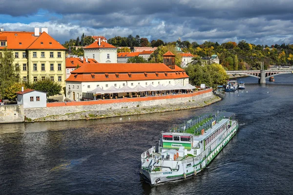 Blick auf Moldau, Touristenschiff, Prager Burg und dramatische Skyline. Prag bei Regen und Bewölkt, Tschechische Republik — Stockfoto