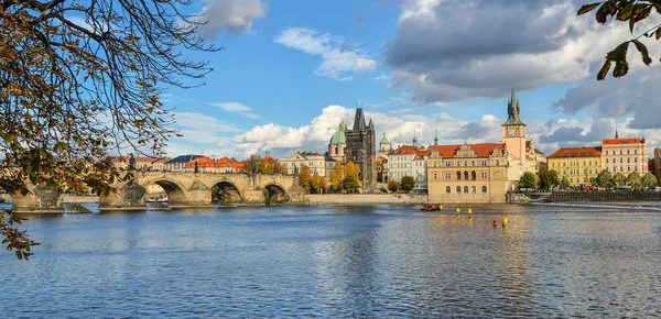 Praga, República Checa - 8 de octubre de 2017: Hermosa vista de otoño sobre el río Moldava, el Puente de Carlos y la Ciudad Vieja de Praga, República Checa. Praga centro de la ciudad y horizonte dramático —  Fotos de Stock