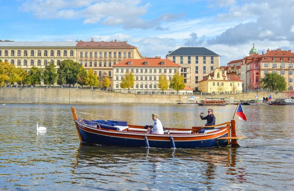 Praga, República Tcheca - 10 de outubro de 2017: Turistas viajam de barco no rio Vltava, Praga, República Tcheca. Vista de verão em Vltava com cisnes e centro da cidade de Praga — Fotografia de Stock
