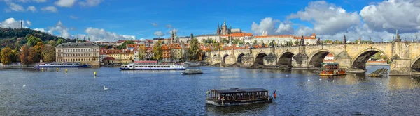 Praga, República Checa - 10 de octubre de 2017: Hermosa vista del río Otoño sobre el río Moldava, el Puente de Carlos y la Catedral de los Santos Vito y el Castillo de Praga, República Checa. Panorama . —  Fotos de Stock