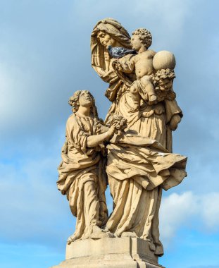 Prag, Çek Cumhuriyeti - 12 Ekim 2017: Saint Anne heykeli Prag, Çek Cumhuriyeti için Charles Köprüsü'nün kuzey tarafında yüklü
