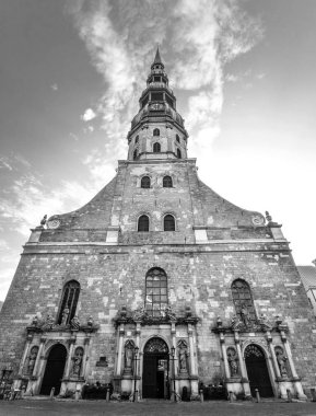 Riga, Letonya - 22 Ağustos 2017: Antik Saint Peter's Kilisesi, Riga, Letonya görünümü. St. Peter Kilise ilk söz 1209 için dating kayıtları mevcuttur. Saint Peter's kilise tam görünüm