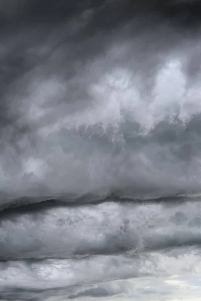 회색 무거운 구름으로 어두운 극적인 폭풍우 치는 하늘. 완벽 한 포장, 직물, 배경, 의류, 인쇄물, 벽지에 대 한 배너 — 스톡 사진