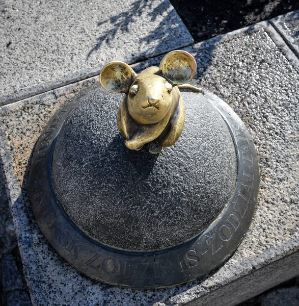 クライペダ リトアニア 2017 美しい小さなマジック マウス クライペダ リトアニア クライペダの魅力的な小さな通りの つの彫刻をゴールデン マウス — ストック写真