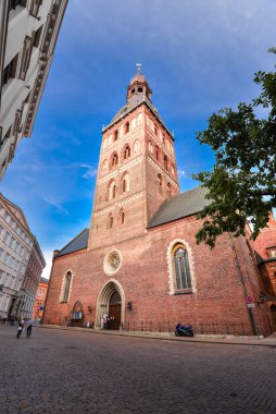 Riga, Letonya - 22 Ağustos 2017: Arka görünümü, Riga Katedrali (Dome Cathedral) ve parlak mavi gökyüzü, Riga, Letonya. Dome Cathedral en tanınabilir yerler Letonya biridir