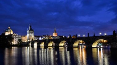 Charles Köprüsü ve Vltava Nehri, Prague, Çek Cumhuriyeti, Prag, Çek Cumhuriyeti - 6 Ekim 2017: güzel gece görünümü. Charles Köprüsü ve Vltava Nehri ile gece ışık.