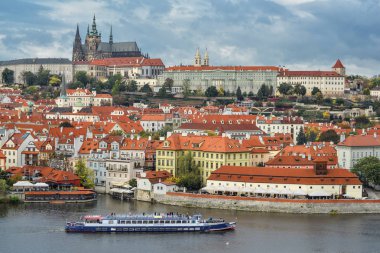 Prague, Çek Cumhuriyeti - 7 Ekim 2017: dramatik görünüm Vltava Nehri, turistik gemi, Prag şehir merkezine, Aziz Vitus Katedrali ve Prague Castle, Prague, Çek Cumhuriyeti