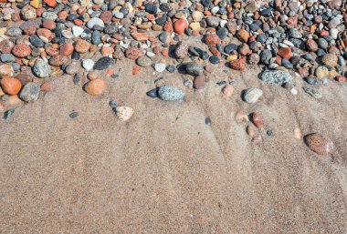 Çakıl ve kum deniz arka plan, Plaj arka plan. Çakıl ve kum kapatın. Yukarı alay.