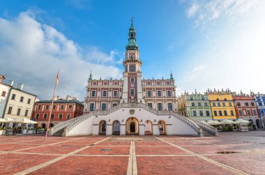 Zamosc, Polonya - 23 Ağustos 2017: Zamosc güzel eski Belediye Binası ve dramatik gökyüzü. Kasaba Zamosc Unesco Dünya Kültür Mirası Listesi'ne sitedir.