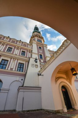 Zamosc, Polonya - 23 Ağustos 2017: Zamosc güzel eski Belediye Binası ve dramatik gökyüzü. Kasaba Zamosc Unesco Dünya Kültür Mirası Listesi'ne sitedir.