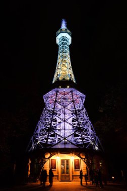 Prague, Çek Cumhuriyeti - 10 Ekim 2017: gece görünümü üzerinde gözlem Petrin Kulesi gece parlak aydınlatmalı şiddetle benzeyen Eyfel Kulesi, Petrin hills, Prague, Çek Cumhuriyeti.