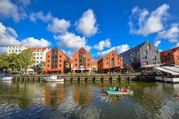Klaipeda, Litvanya - 18 Ağustos 2017: Turist teknede güzel manzara, Klaipeda, Litvanya Dane nehir, dolgu ve kırmızı tuğla ev sahipliği yapmaktadır. Yaz görünümü Dane Nehri üzerinde.