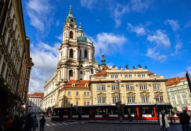 Prag, Çek Cumhuriyeti - 11 Ekim 2017: Barok kilise Lesser Town, Prague, Çek Cumhuriyeti için eski Aziz Nikolaos Kilisesi olduğunu