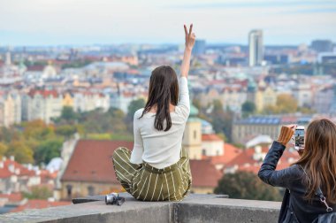 Prag, Çek Cumhuriyeti - 10 Ekim 2017: Pretty Asya kız teşkil etmektedir ve gözlem güverte yakınındaki Prague Castle, Prague, Çek Cumhuriyeti Prag eski şehir görünüyor