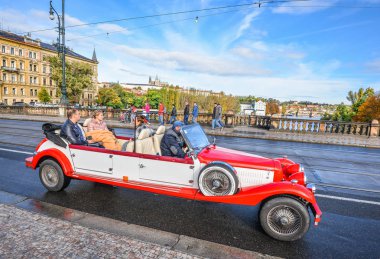 Prag, Çek Cumhuriyeti - 10 Ekim 2017: Turist ile güzel beyaz ve kırmızı retro araba yolda, Prague, Çek Cumhuriyeti sürmek. Eski model araba Kiralık.