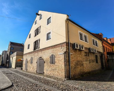  Klaipeda Merkezi şehir ve kaldırım taşları yoldan eski taş ev. Klaipeda şehir merkezi. 