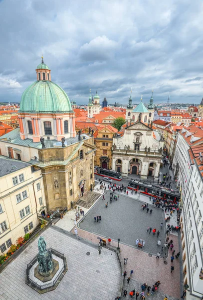 Прага Чехія Жовтня 2017 Хрестоносці Площі Видом Старий Мостові Вежі — стокове фото