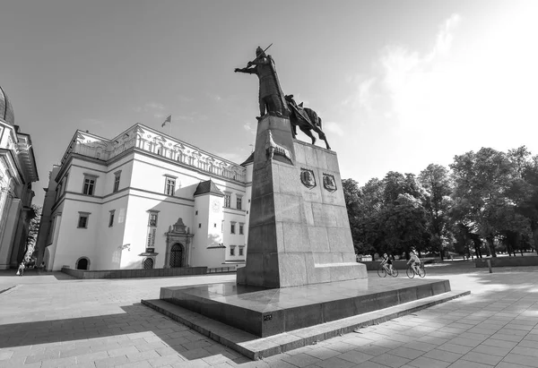 ビリニュス リトアニア 2017 人は有名な 1323 にヴィリニュスを設立され ビリニュス リトアニア リトアニア大公でもあった大公ゲディミナスの記念碑 — ストック写真