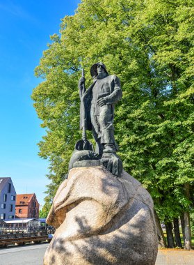 Klaipeda, Litvanya - 18 Ağustos 2017: Balıkçı, Klaipeda, Litvanya için ünlü anıt. Klaipeda şehir merkezi. 