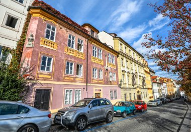 Prague, Çek Cumhuriyeti - 10 Ekim 2017: eski binalar Prag, Çek Cumhuriyeti için parlak cephe. Prag şehir merkezine. 