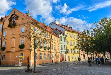 Prague, Çek Cumhuriyeti - 10 Ekim 2017: eski binalar Prag, Çek Cumhuriyeti için parlak cephe. Prag şehir merkezine. 
