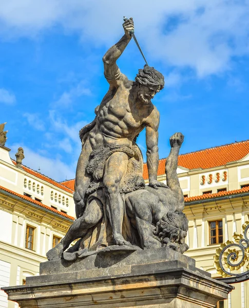 Prag Tjeckien Oktober 2017 Staty Striderna Giant Ovanför Slottet Gate — Stockfoto