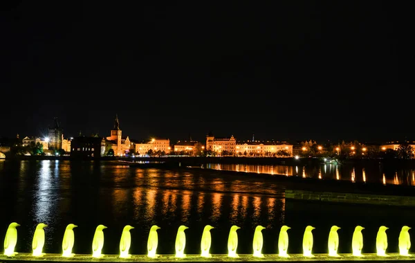 Praga República Checa Octubre 2017 Vista Nocturna Pingüinos Plástico Amarillo — Foto de Stock