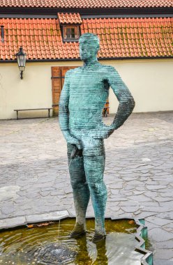 Prag'da Franz Kafka Müzesi önünde iki pissing adam heykel. Prag bölgesindeki David Cerny, erkeklerde Pissing çeşme heykeltıraş. 