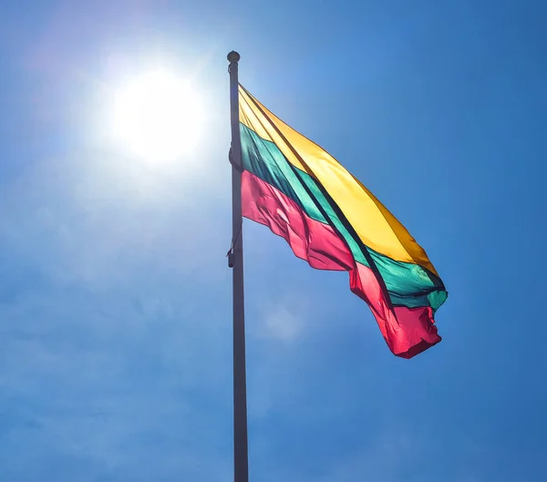 リトアニアの旗 青い空 青い空と輝く太陽に対してリトアニアの旗 — ストック写真