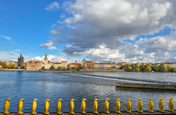 Prag Tschechische Republik Oktober 2017 Gelbe Plastikpinguine Vor Dem Kampa — Stockfoto