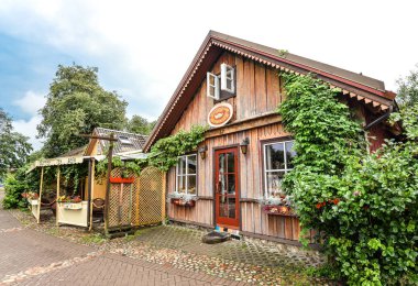 Trakai, Litvanya - 15 Ağustos 2017: Güzel eski ahşap binalar Trakai lake yakınlarında. Litvanya Trakai şehrin sokakları