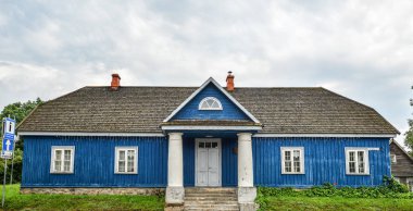 Trakai, Litvanya - 15 Ağustos 2017: Güzel eski ahşap binalar Trakai lake yakınlarında. Litvanya Trakai şehrin sokakları