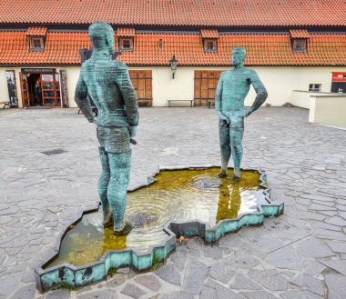 Prague, Çek Cumhuriyeti - 10 Ekim 2017: heykel Prag'da Franz Kafka Müzesi önünde pissing iki adam. Prag bölgesindeki David Cerny, erkeklerde Pissing çeşme heykeltıraş. 