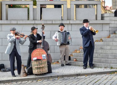  Sokak müzisyenleri Charles Bridge, Prag Çek Cumhuriyeti oynamak. Prag eski şehir