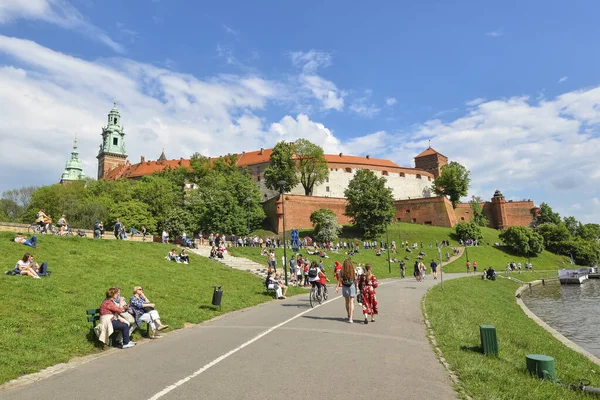 Vista de primavera sobre el castillo de Wawel, el río Vístula, el parque de primavera, carril bici y los turistas a pie —  Fotos de Stock