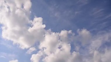 Mavi gökyüzünde bulutlar, zaman aşımı. Beyaz kabarık bulutlu güzel mavi gökyüzünün 4k zaman geçişi.