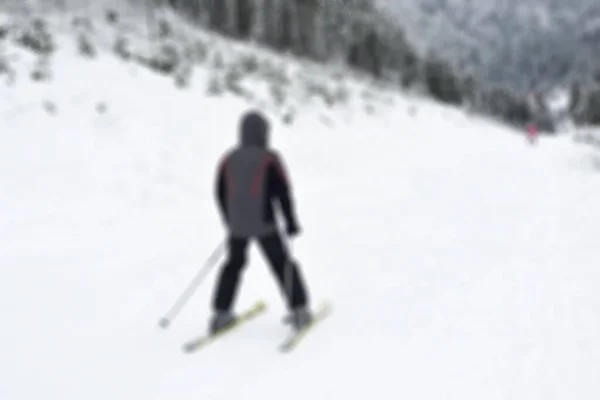 Ski masculin en descente en haute montagne. Paysage hivernal. Concept de sports d'hiver et activités de loisir — Photo
