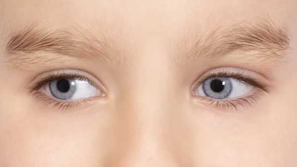 Girls blue eyes close up. Blue eyes of beautiful young child girl macro photo. — Stock Photo, Image