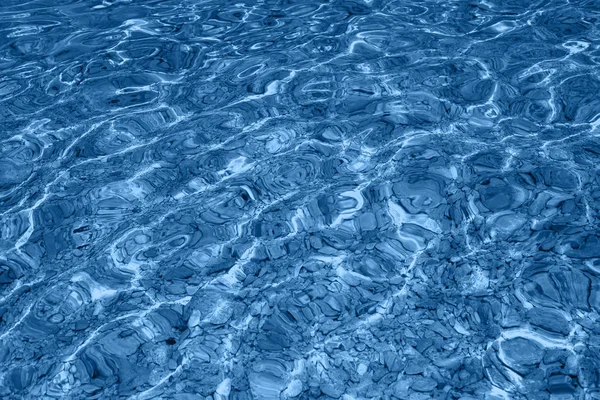 수영장 주변이요. 수면에 떠 있는 파란색의 투명 한 물에는 햇빛에 반사되어 있는 잔물결 이 있습니다. 위에서 본 모습. 다채 로운 색깔의 현수막 2020 년 — 스톡 사진
