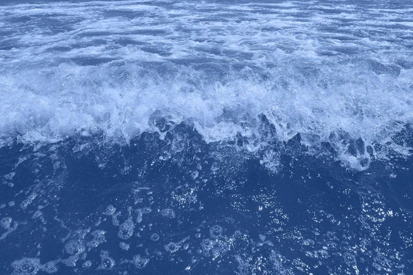 Morze i dramatyczne fale i letni dzień — Zdjęcie stockowe