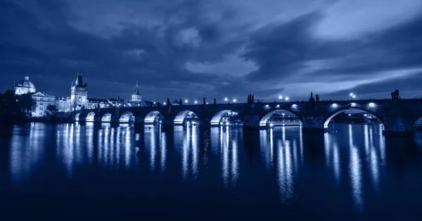 Bella vista notturna sul Ponte Carlo e sul fiume Moldava, Praga, Repubblica Ceca . — Foto Stock